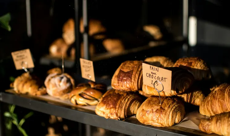 Frisches Gebäck in der Vitrine einer Bäckerei